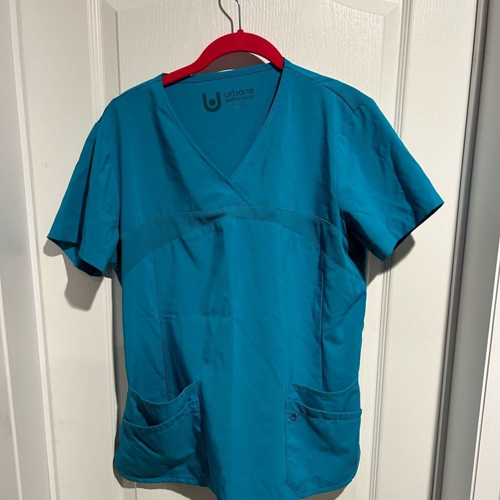 Urbane Performance Scrub top M